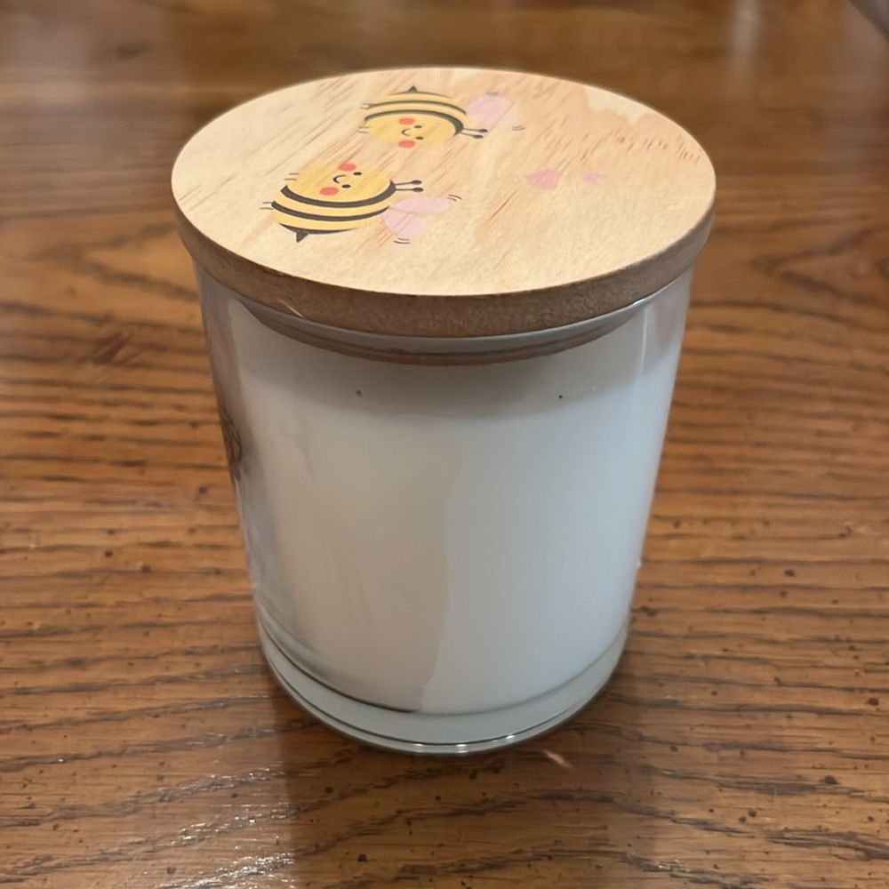 Lyght Candle Co. Stay Free Little Bee candle, NWOT - Picture 2 of 12